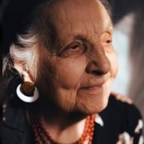 Вообще-то я фотограф, но все любят мою бабушку: как тиктокер из Казани сделала знаменитой свою «дэу эни» Вообще-то я фотограф, но все любят мою бабушку: как тиктокер из Казани сделала знаменитой свою «дэу эни»