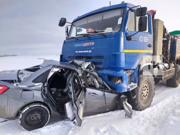 Легковушка влетела под колеса &laquo;КАМАЗа&raquo; на трассе в РТ, погибли двое мужчин (ФОТО)