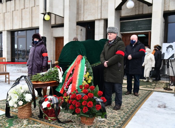В Казани простились с народной артисткой России и Татарстана Нажибой Ихсановой (ФОТО) В Казани простились с народной артисткой России и Татарстана Нажибой Ихсановой (ФОТО)