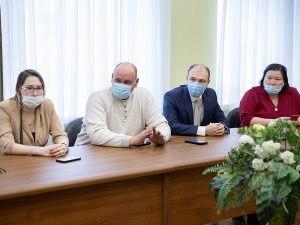 Строительство школы обсудили жители поселков Привольный и Вишневка с администрацией Советского района