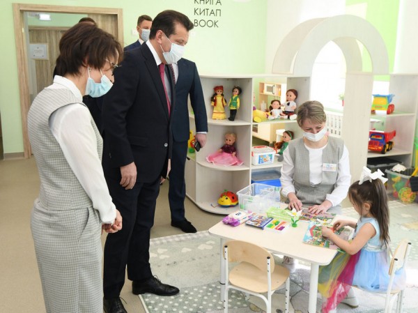 Ильсур Метшин осмотрел перед открытием новый полилингвальный детсад вместе с родителями дошколят