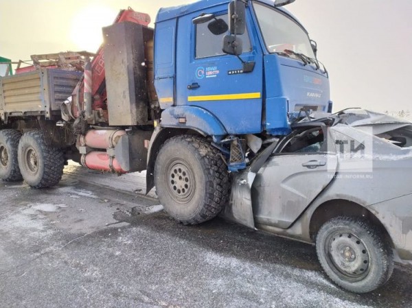 Легковушка влетела под колеса &laquo;КАМАЗа&raquo; на трассе в РТ, погибли двое мужчин (ФОТО)