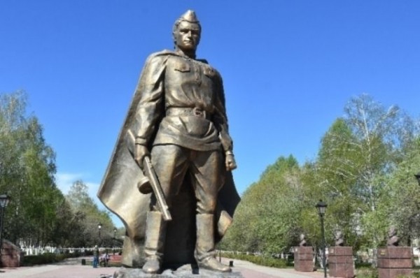 Дети спасли от беды? Что в Заинске говорят о сгоревшем памятнике