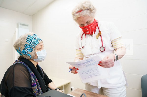 Три артиста театра Камала привились от коронавируса