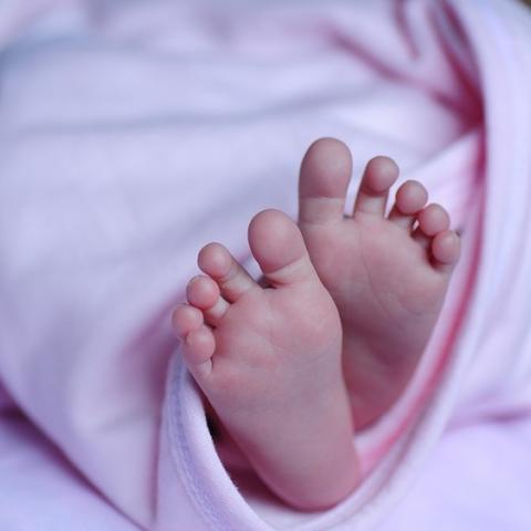 В Москве годовалая девочка провела несколько дней в квартире с умершей мамой