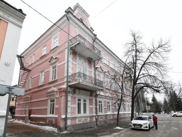 Ильсур Метшин проверил ход ремонта самого первого в Казани детского сада, которому 108 лет