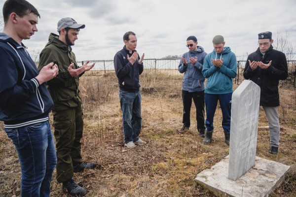 Волонтеры проекта &laquo;Чистая мечеть&raquo; ДУМ РТ провели субботник на татарском кладбище &laquo;Бишбалта&raquo;