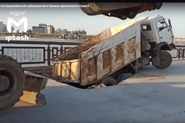 СМИ: На Кремлевской набережной в Казани провалился &laquo;КАМАЗ&raquo;