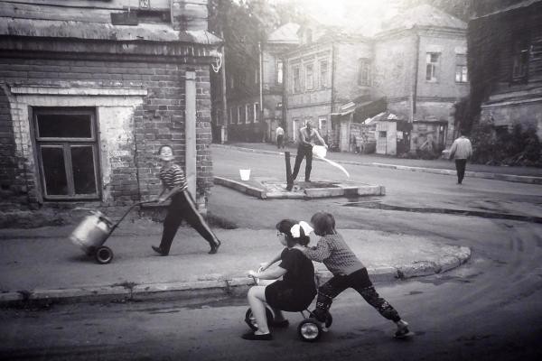 Очаровательное захолустье: выставка, посвященная Казани и Свияжску 90-х, пробирает до слез