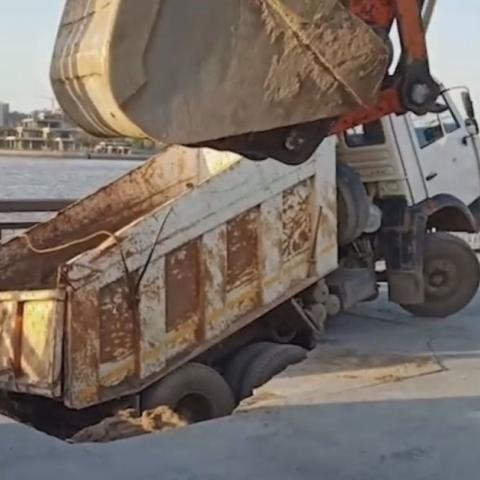 Казани на Кремлёвской набережной провалился &laquo;Камаз&raquo; (ВИДЕО)