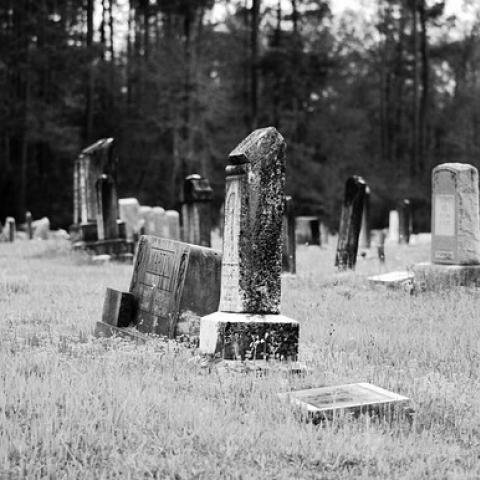 Женщину убило надгробной плитой Женщину убило надгробной плитой