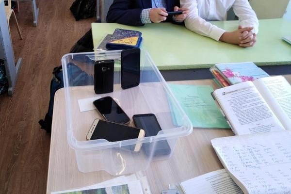 Нет телефонов - нет скандалов: в Татарстане мечтают отобрать мобильники у всех школьников Нет телефонов - нет скандалов: в Татарстане мечтают отобрать мобильники у всех школьников