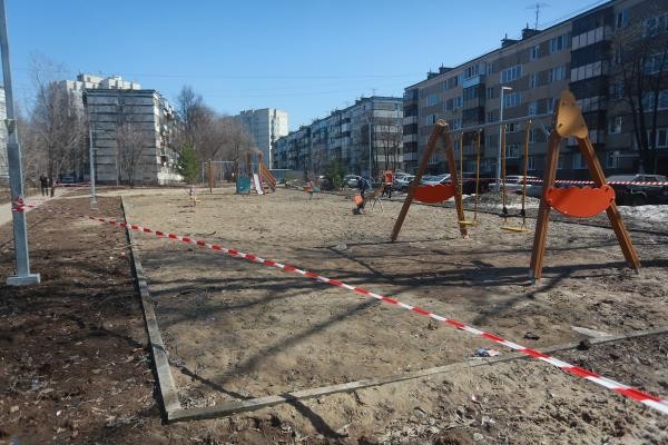 &laquo;Вот такое безобразие сотворили!&raquo;: на детской площадке в казанском дворе людей засасывают &laquo;зыбучие пески&raquo;