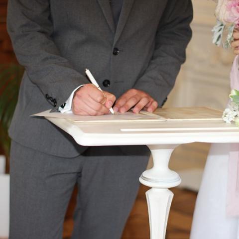 В Зеленодольске мужчина пришел в ЗАГС с одной женщиной, а уехал с двумя В Зеленодольске мужчина пришел в ЗАГС с одной женщиной, а уехал с двумя