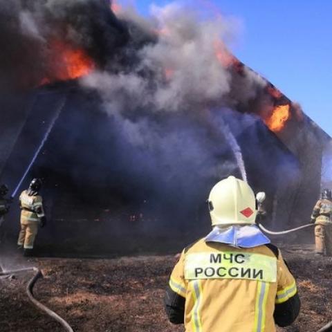 В Казани сгорел двухэтажный коттедж &mdash; ВИДЕО с места происшествия