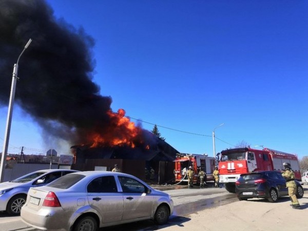 В Казани сгорел двухэтажный коттедж &mdash; ВИДЕО с места происшествия