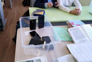 Нет телефонов - нет скандалов: в Татарстане мечтают отобрать мобильники у всех школьников Нет телефонов - нет скандалов: в Татарстане мечтают отобрать мобильники у всех школьников