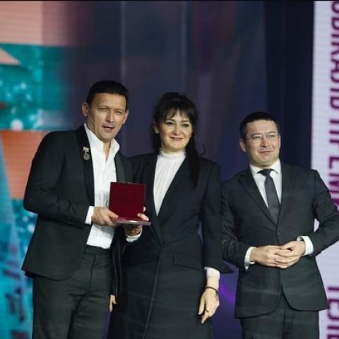 Певцу Анвару Нургалиеву присвоили звание заслуженного артиста Татарстана Певцу Анвару Нургалиеву присвоили звание заслуженного артиста Татарстана