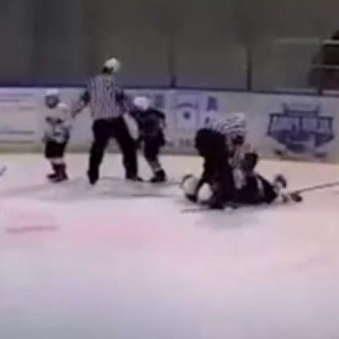 ВИДЕО массовой драки 9-летних хоккеистов на льду в Татарстане попало в интернет