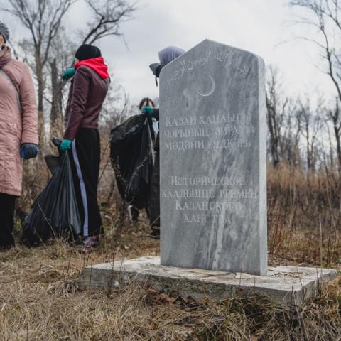 Волонтеры проекта &laquo;Чистая мечеть&raquo; ДУМ РТ провели субботник на татарском кладбище &laquo;Бишбалта&raquo;