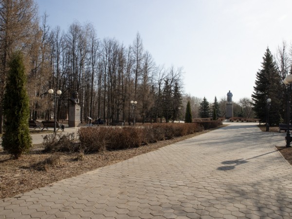 Банный день для памятников: общественные пространства Казани готовят к лету