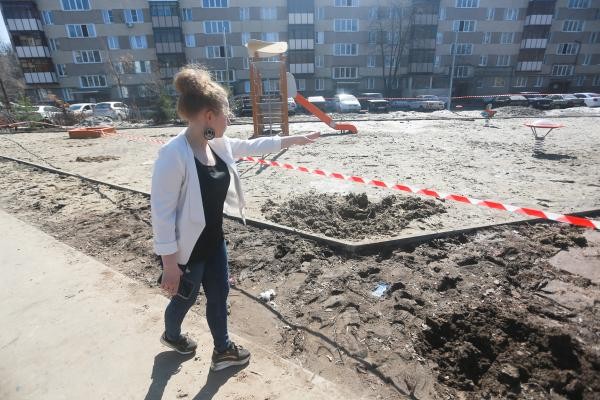 &laquo;Вот такое безобразие сотворили!&raquo;: на детской площадке в казанском дворе людей засасывают &laquo;зыбучие пески&raquo;