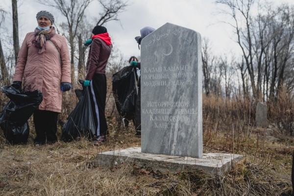 Волонтеры проекта &laquo;Чистая мечеть&raquo; ДУМ РТ провели субботник на татарском кладбище &laquo;Бишбалта&raquo;