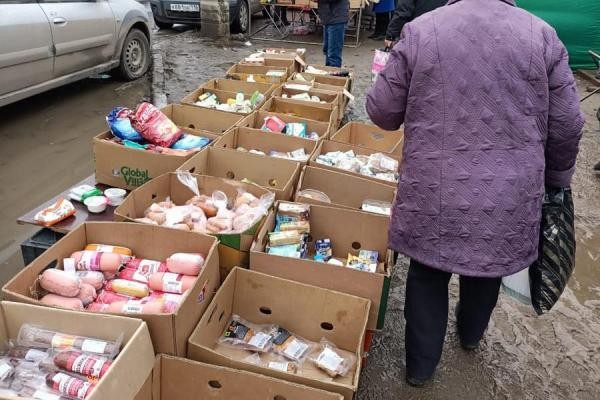 «Потому что есть хочется!»: торговцы просрочкой на «нищем» рынке Казани спасают покупателей от голода «Потому что есть хочется!»: торговцы просрочкой на «нищем» рынке Казани спасают покупателей от голода