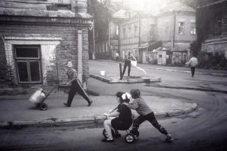 Очаровательное захолустье: выставка, посвященная Казани и Свияжску 90-х, пробирает до слез