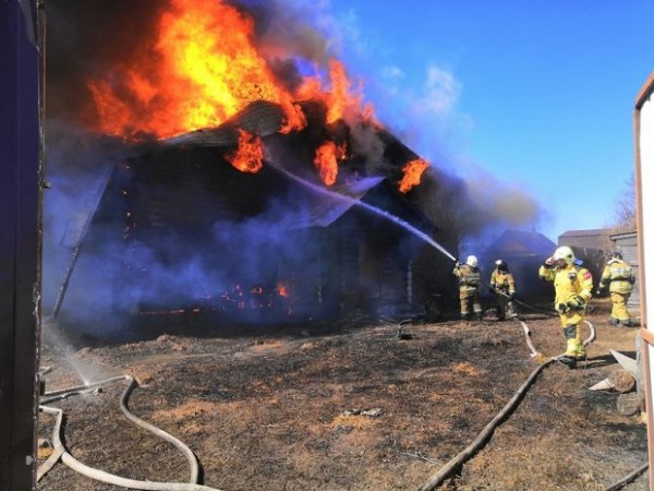 В Казани сгорел двухэтажный коттедж &mdash; ВИДЕО с места происшествия