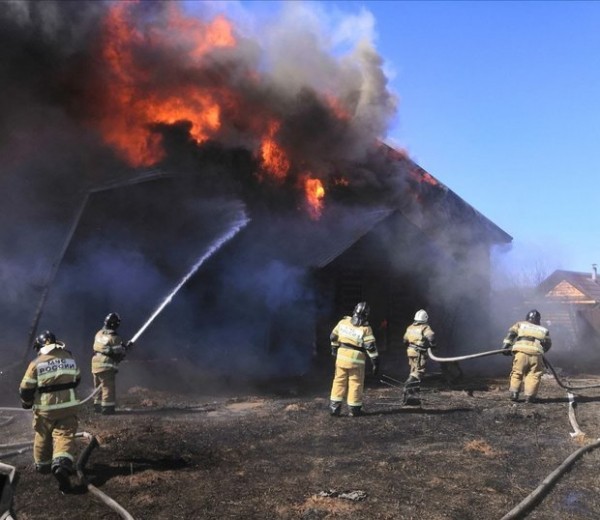 В Казани сгорел двухэтажный коттедж &mdash; ВИДЕО с места происшествия