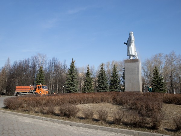 Банный день для памятников: общественные пространства Казани готовят к лету