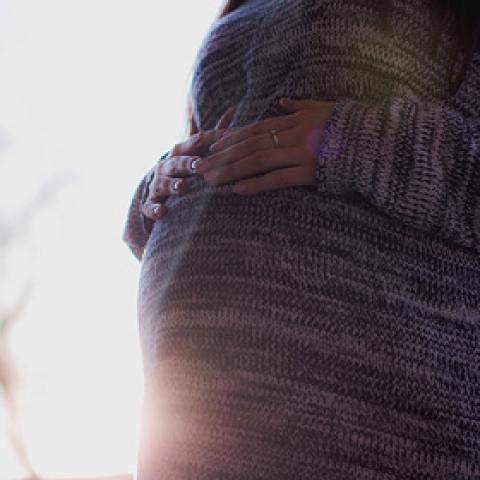 Россиянин завел ребенка с 17-летней и станет отцом от 11-летней