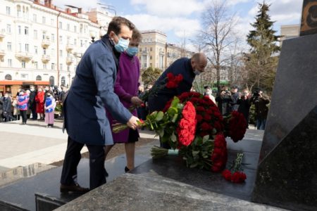 В Казани возложили цветы к памятнику Габдуллы Тукая