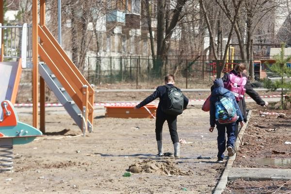 &laquo;Вот такое безобразие сотворили!&raquo;: на детской площадке в казанском дворе людей засасывают &laquo;зыбучие пески&raquo;