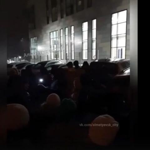 В Альметьевске родители первоклассников штурмовали инженерный лицей (ВИДЕО)