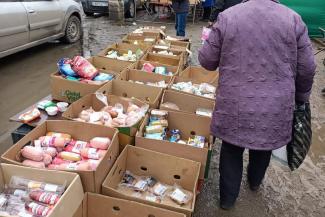 «Потому что есть хочется!»: торговцы просрочкой на «нищем» рынке Казани спасают покупателей от голода «Потому что есть хочется!»: торговцы просрочкой на «нищем» рынке Казани спасают покупателей от голода