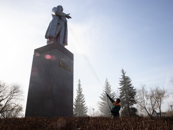 Банный день для памятников: общественные пространства Казани готовят к лету