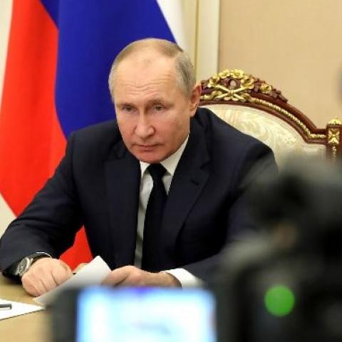 Путин подписал поручение о единовременной выплате семьям с детьми от шести лет