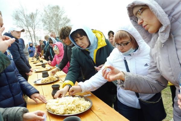 &laquo;Чак-чай&raquo; на Первомай: в Болгаре в честь открытия туристического сезона съели полтонны сладкого лакомства