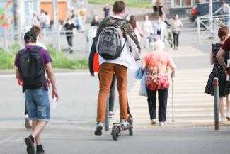 Стоять, бояться!.. Пешеходы в Казани ждут, когда власти найдут управу на электросамокаты