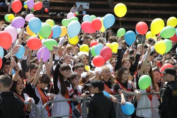 И никаких воздушных шаров: в казанских школах начались последние звонки И никаких воздушных шаров: в казанских школах начались последние звонки