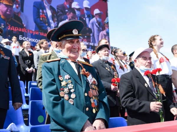 По площади Тысячелетия в Казани строевым шагом прошли более 2 тысяч военнослужащих