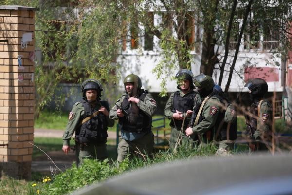 &laquo;Учительница держала дверь, а мы прыгали в окна&raquo;: казанский монстр устроил массовый расстрел в родной школе