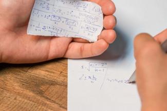 &laquo;Вам никто не поможет&raquo;, но списать можно: казанских выпускников на экзаменах поджидают секреты в туалетах