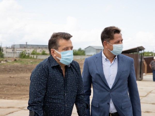 Ильсур Метшин ознакомился с работой первой в городе экологичной автоматической мойки колес на стройплощадке