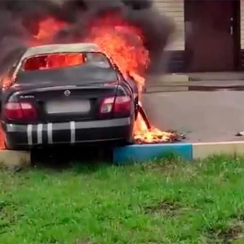 Отец в Подмосковье запер детей в салоне автомобиля и ушел, а машина загорелась