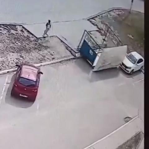 Соцсети: В Татарстане сильным ветром сносит остановки (ВИДЕО)