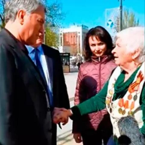 Спикер Госдумы выслушал критику пенсионерки на улице и попал на ВИДЕО