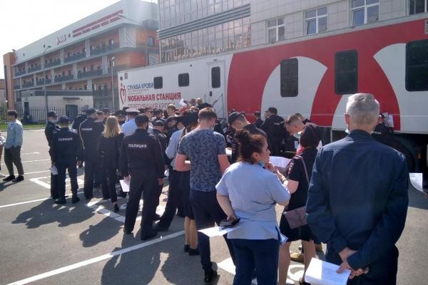 «Хорошие все-таки у нас люди!»: после расстрела детей в школе казанцы встали в очередь, чтобы сдать кровь «Хорошие все-таки у нас люди!»: после расстрела детей в школе казанцы встали в очередь, чтобы сдать кровь